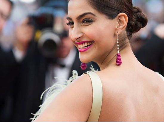 Attitude towards married actresses should be changed: Sonam Kapoor
