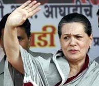 Sonia kick-starts poll campaign in HP, attacks BJP