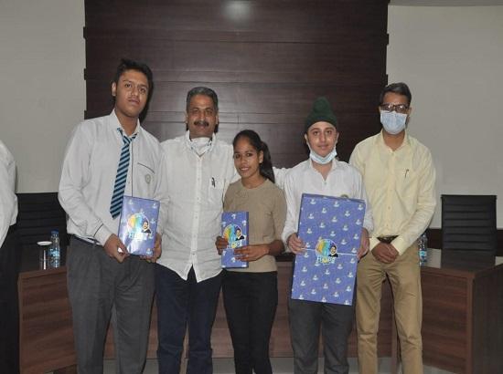 Singla felicitates Jalandhar students with Apple iPad, Laptop and Android Tablet


