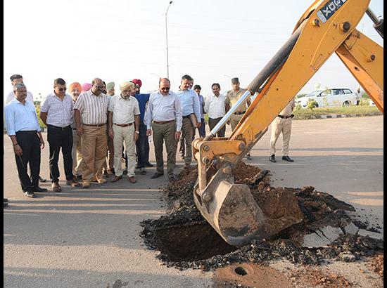 Vigilance chief Uppal’s surprise check finds the use of substandard materials in Airport road in Mohali