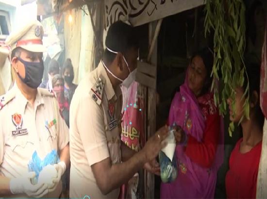 Punjab Police distributes free food to needy during lockdown in Amritsar