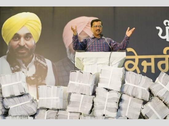 Kejriwal presents 1 lakh electricity bills with zero tariff, challenges Channi to show 1000

