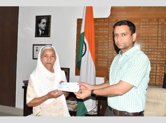 DC lends helping hand to old age lady by providing financial aid worth Rs. 5000 for treatment of her octogenarian husband
