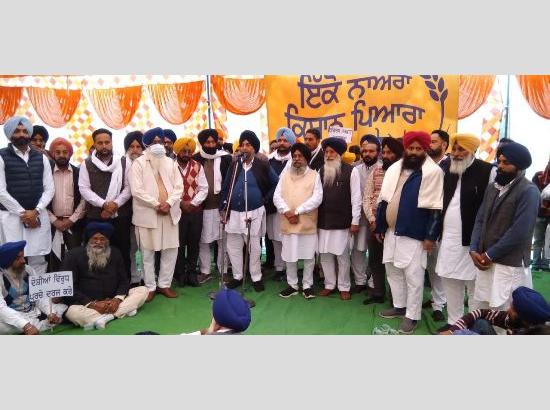 Fatehgarh Sahib : Akali Dal and SGPC stage protest dharna against District Administration