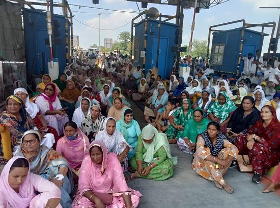 Protesting farmers block toll plaza in Jagraon, stage dharna outside railway station (View