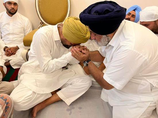 Sukhbir Badal and Harsimrat Badal meet parents of Sidhu Moosewala