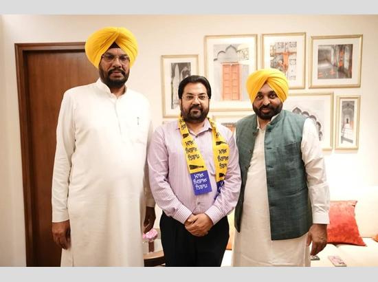 Retired District Excise and Taxation Commissioner joins AAP