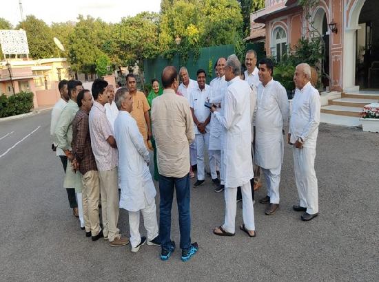 Ashok Gehlot holds informal meeting with some ministers, MLAs amid political crisis