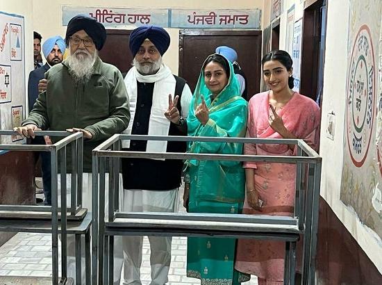 Badal family turns up to vote in Lambi (View Pics) 