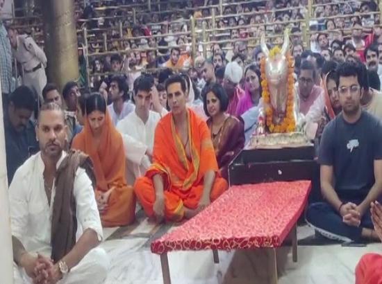 Akshay Kumar visits Mahakal Temple in Ujjain on his birthday, Cricketer Shikhar Dhawan als