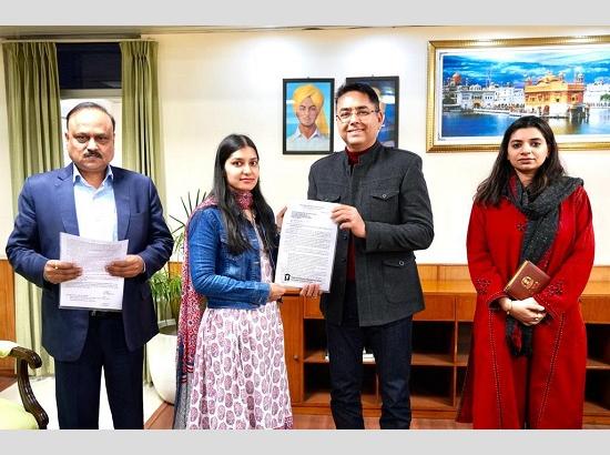 Aman Arora hands over appointment letters to 19 JEs in Housing Dept 