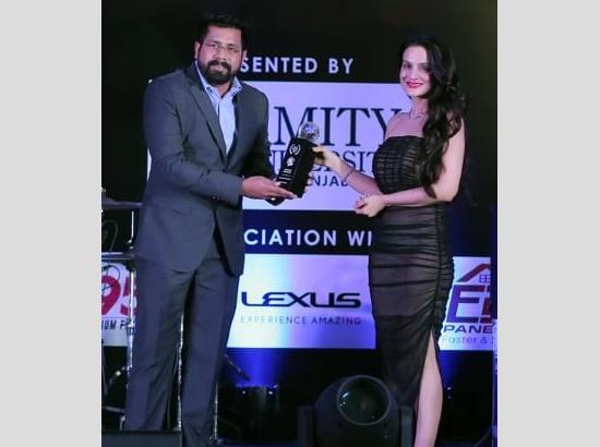 Actor Ameesha Patel honors CEO of Ernst Pharmacia Nikhil Aggarwal with Excellence Award