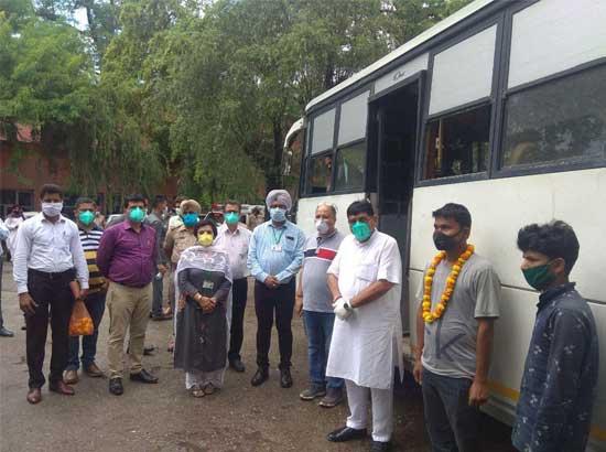 Arora receives returning migrants coming at Hoshiarpur 