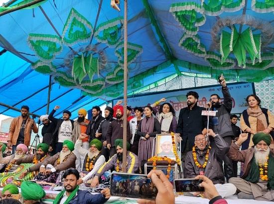 Bollywood and Pollywood artists support farmers from Tikri border stage