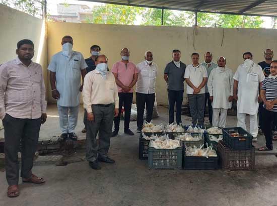 Ashoka Trust & Bharat Vikas Parishad provide 1000 food packets daily
