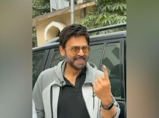 Hyderabad: Actor Venkatesh Daggubati casts his vote in Telangana Assembly polls