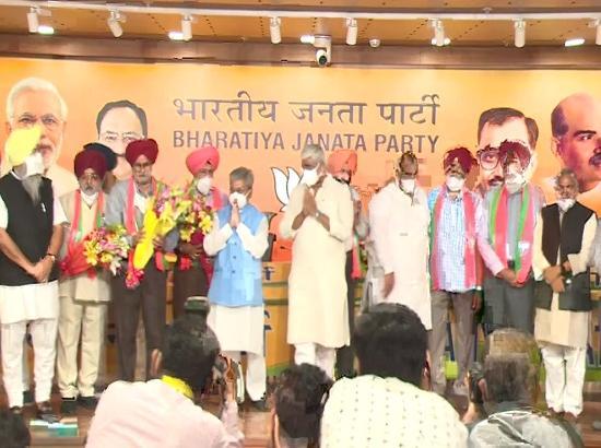 Six Sikh activists from Punjab join BJP in presence of Central leaders ( watch Video ) 