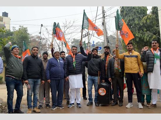 Mohali: BJP workers meet residents under Maha Sampark Abhiyan 