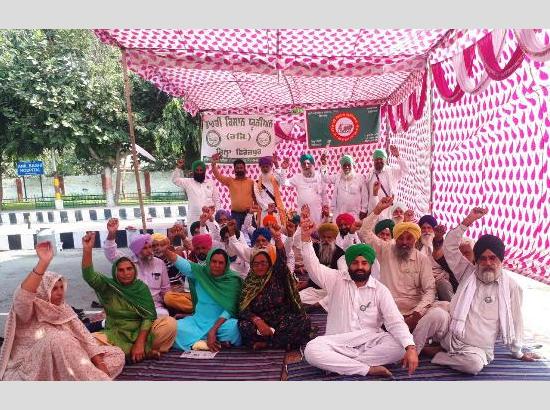 Sit-in protests to continue in turn basis away from tracks over deadlock between govt and farmers  