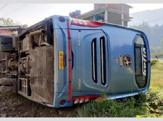Himachal: Delhi-Manali tourist bus overturns near 17 mile, one injured