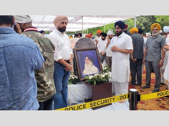 Scores of people arrive for last darshan of Parkash Badal; View Pictures