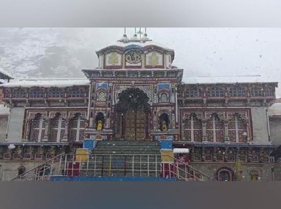 Uttarakhand: Heavy snowfall continues in Kedarnath, Badrinath
