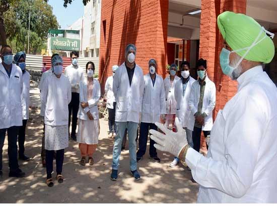 Balbir Singh Sidhu pays surprise visit to Civil Hospital, Mohali