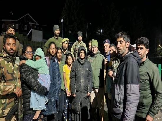 J-K police rescues tourist family stuck in Gulmarg's Kangdoori area