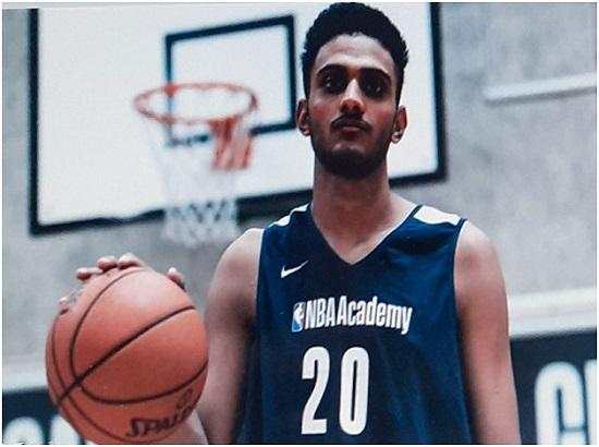 Ashu congratulates Ludhiana Basketball Academy player Princepal Singh for getting selected