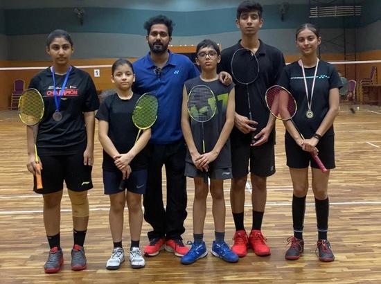Vihaan and Prabhleen win medals in Badminton championship