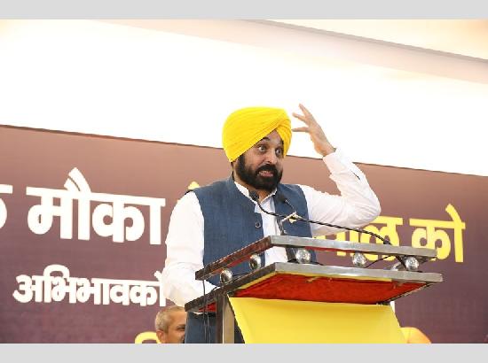 Britishers looted India continuously, but Congress & BJP in stints: says Bhagwant Mann (View Pics & Watch Video) 
