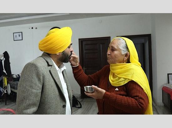 Bhagwant Mann takes blessings of his mother before filing nomination