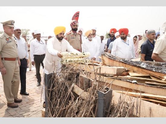 CM Mann attends last rites of Parkash Singh Badal