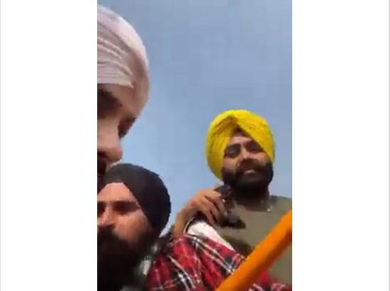 Was Laljit Bhullar also present with Deep Sidhu during the hoisting of the flag at the Red Fort on 26 January 2021? (Watch video)