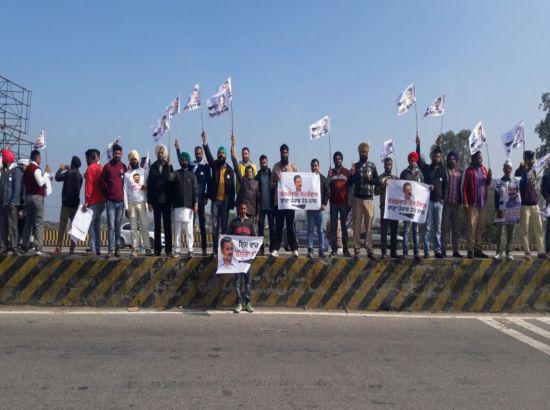 Commuters excited at Unique Buzz Campaign by AAP at Laddowal Toll Plaza