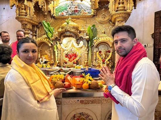 Parineeti Chopra, Raghav Chadha offer prayers at Siddhivinayak Temple