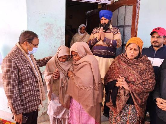 Commissioner Patiala Division Chander Gaind visits family of deceased farmers, meets 102-year old mother