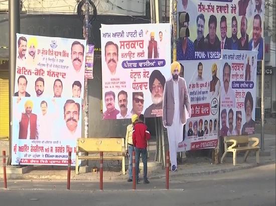 Cutouts of Bhagwant Mann, Arvind Kejriwal seen in Amritsar ahead of roadshow (Watch Video)