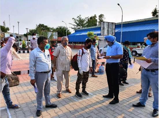 After boarding ‘Shramik Express’, migrant labourers cheer over arrangements of Punjab Govt.