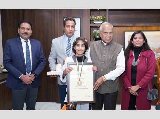 Taekwondo Sports star Tarushi Gaur felicitated by Banwalilal Purohit