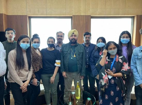 Daler Mehndi meets Indian students evacuated from Ukraine, thanks PM Modi saying 'this is all your magic'