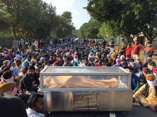 Dera Premis stage protest by laying dead body on road, block traffic