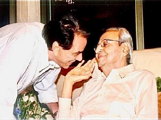 Dharmendra drops throwback picture with Pran, calls him, 