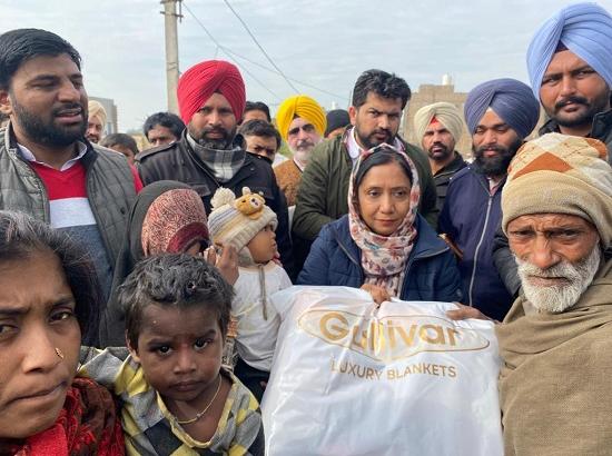 Dr. Baljit Kaur celebrates New Year by distributing blankets to slum dwellers of Malout