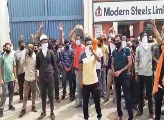 Hundreds of employees staged protest against management of Modern Steels Limited Mandi Gobindgarh 
