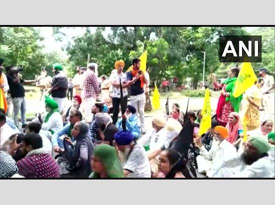 Watch: Farmers stage protest against Haryana CM near Chandigarh Press Club (Watch Video) 