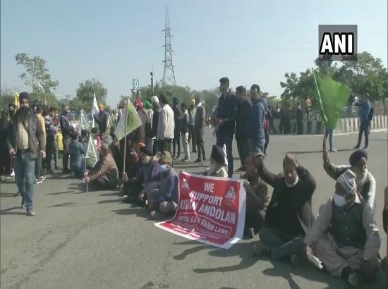 Chakka Jaam: Farmer organizations in Jammu stage protest on Jammu-Pathankot highway