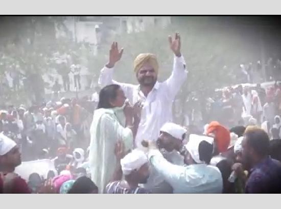Sidhu Moosewala's father removes turban during last rites (Watch Video) 