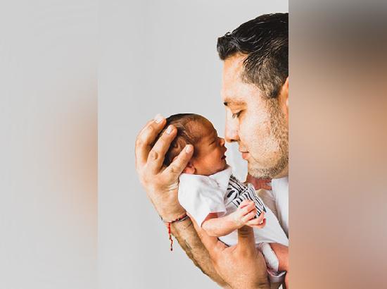 Study suggests newborns of older fathers cry differently