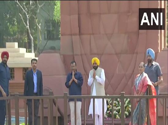 Bhagwant Mann, Arvind Kejriwal pay floral tributes at Jallianwala Bagh in Amritsar (Watch Video) 